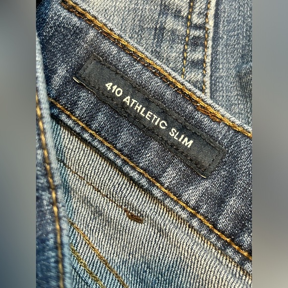 Lucky Brand Athletic Slim Relaxed Jeans with Distressed Details Size 32 - Picture 6 of 6